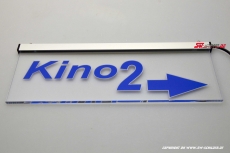 Wegweiser Schild Kino 2 Pfeil nach rechts graviert mit indirekter LED Beleuchtung