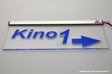 Wegweiser Schild Kino 1 Pfeil nach rechts graviert mit indirekter LED Beleuchtung