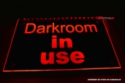 LED Leuchtschild DARKROOM IN USE graviert mit indirekter LED Beleuchtung