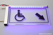LED Beleuchtetes graviertes Schild WC Rollstuhlfahrer / Pfeil rechts beidseitig lesbar